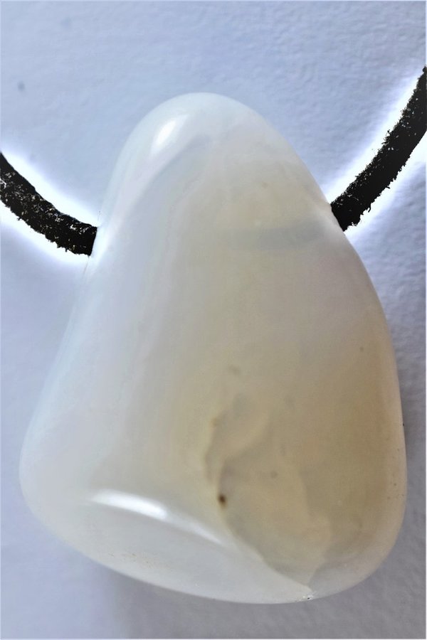 Opal. weiß Milchopal, gebohrt